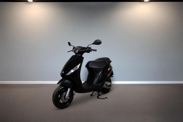 Piaggio Zip | 2 takt | Brom | NIEUWSTAAT | 1360 KM, Fietsen en Brommers, Scooters | Piaggio, Zo goed als nieuw, Zip, Maximaal 45 km/u