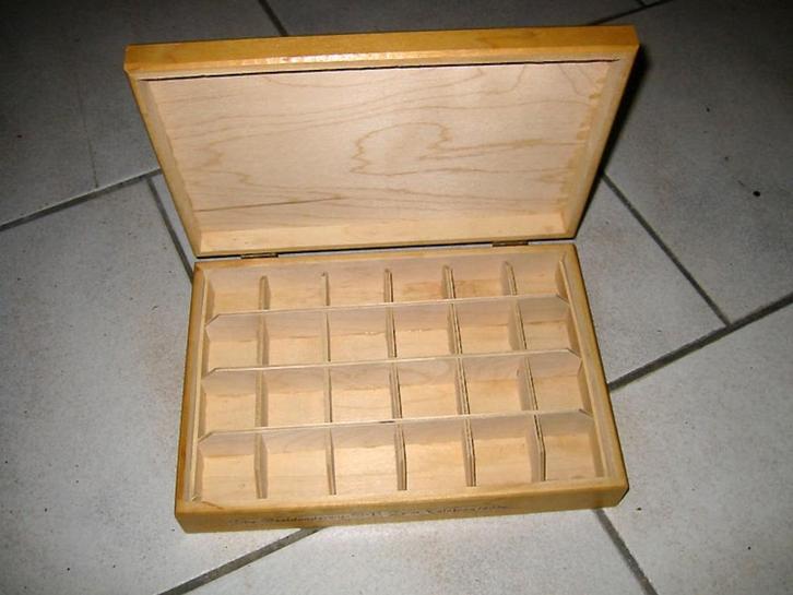 Mooi Kistje met deksel - 24 vakkenkisten opbergkist ~ school, Watersport en Boten, Hengelsport | Algemeen, Gebruikt, Koffer of Tas