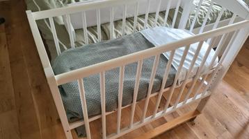 babywiegje op wieltjes, ideaal voor naast je bed beschikbaar voor biedingen