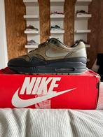 Nike Air Max 1 Dark Stucco maat 40, Kleding | Heren, Schoenen, Overige kleuren, Nike, Ophalen of Verzenden, Sneakers of Gympen