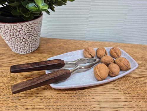 Vintage notenkraker met teakhouten handgreep., Huis en Inrichting, Keuken | Bestek, Ophalen of Verzenden