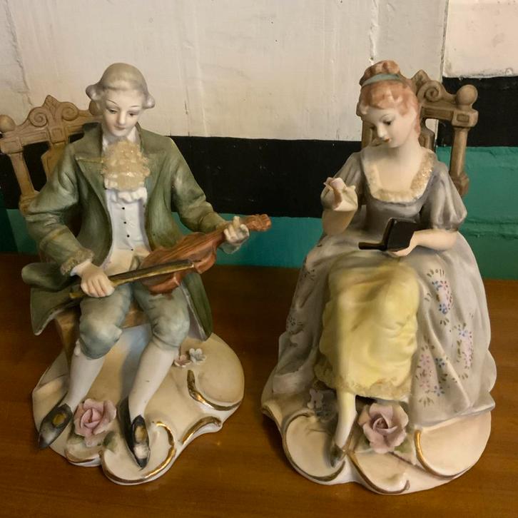 Charmante Beeldjes - Man en Vrouw in 18e-eeuwse stijl, Antiek en Kunst, Antiek | Porselein, Ophalen of Verzenden