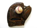Vintage decoratieve honkbalhandschoen / baseball met bal, Ophalen of Verzenden