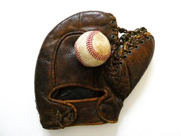 Vintage decoratieve honkbalhandschoen / baseball met bal beschikbaar voor biedingen