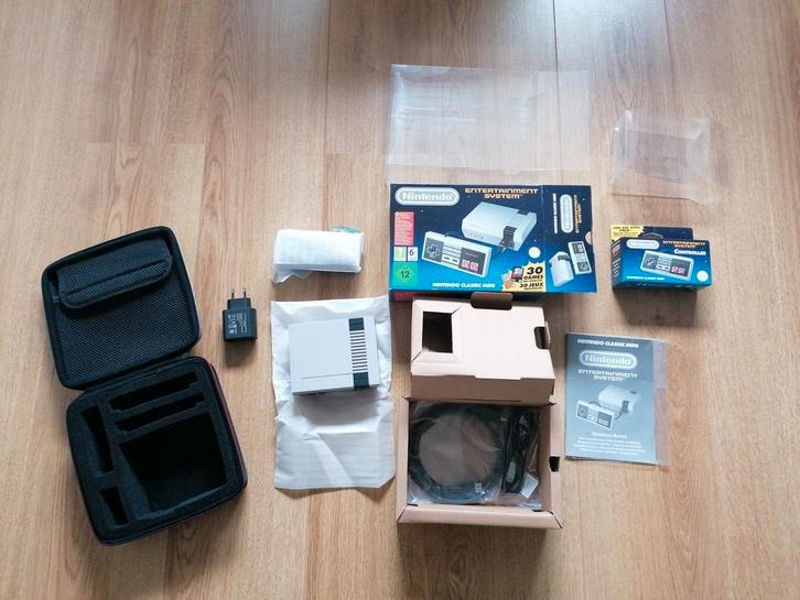 NES mini classic compleet cib nieuwstaat met extraas, Spelcomputers en Games, Spelcomputers | Nintendo NES, Zo goed als nieuw