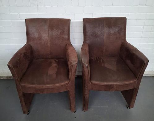 2 Suède verrijdbare eetkamerstoelen, Huis en Inrichting, Stoelen, Twee, Overige materialen, Bruin, Ophalen