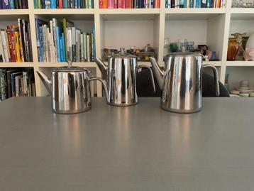 3x vintage Sola theepot / koffiepot RVS; €10 per stuk beschikbaar voor biedingen