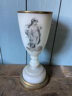 Antieke lamp en vaas van melkglas, Ophalen