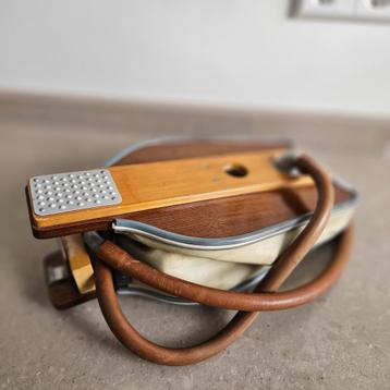 Antieke luchtpomp beschikbaar voor biedingen