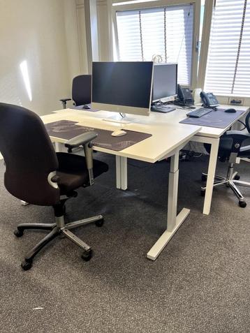 bureaus stoelen tafel beschikbaar voor biedingen