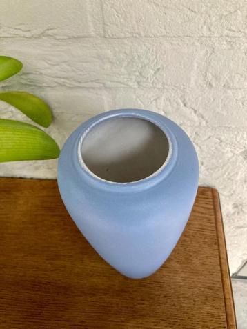 West Germany: licht blauwe vaas Bay Keramiek nr. 750-25 beschikbaar voor biedingen