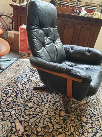 Set van 2 vintage retro zwart leren fauteuils  beschikbaar voor biedingen