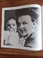 Juliana In Zeventig Bewogen Jaren Box Set 2 x Vinyl + boek, Verzenden, Zo goed als nieuw, Nederland, Tijdschrift of Boek