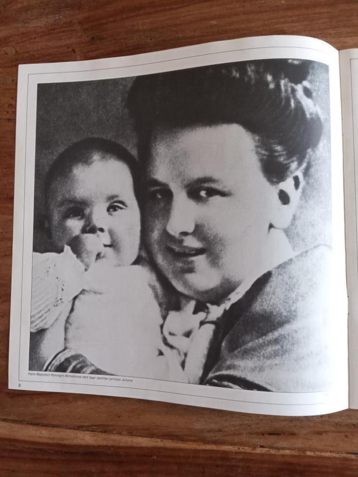 Juliana In Zeventig Bewogen Jaren Box Set 2 x Vinyl + boek, Verzamelen, Koninklijk Huis en Royalty, Zo goed als nieuw, Tijdschrift of Boek