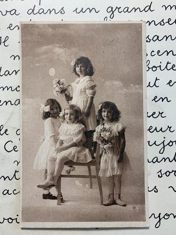 12-5-1918 Vier meisjes in witte jurkjes (IT) beschikbaar voor biedingen