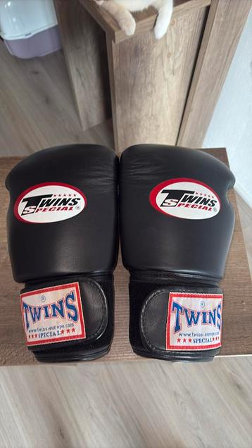 Twins bokshandschoenen 16 OZ beschikbaar voor biedingen