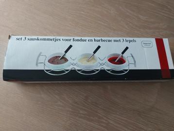 Sauskommetjes voor fondue en bbq met 3 lepels NIEUW  beschikbaar voor biedingen
