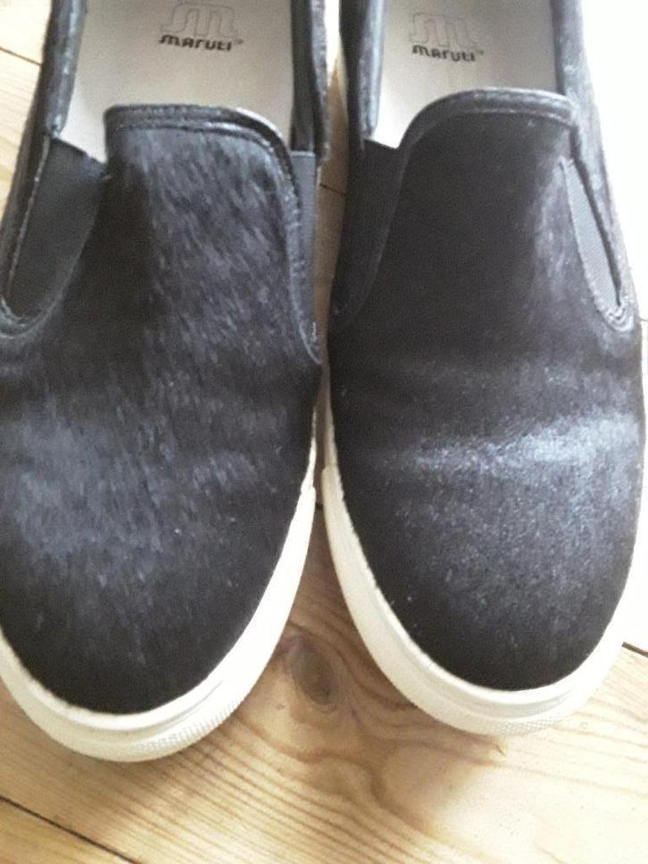 Maruti. instappers. zwarte vacht. maat 40/41, Kleding | Dames, Schoenen, Zo goed als nieuw, Instappers, Zwart, Ophalen of Verzenden