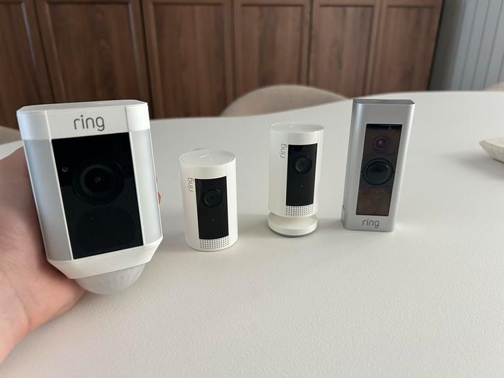 Ring Beveiligingscamera: Deurbel, Spotlight, Indoor & chime, Audio, Tv en Foto, Videobewaking, Zo goed als nieuw, Binnencamera