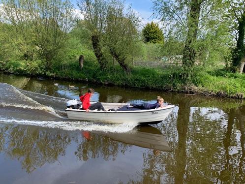 boot met motor en trailer, Watersport en Boten, Vis- en Consoleboten, Gebruikt, Tot 10 pk, 3 tot 6 meter, Benzine, Buitenboordmotor