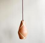 Vintage glazen roze hanglamp met aubergine kleurig snoer, Huis en Inrichting, Lampen | Hanglampen, Ophalen of Verzenden