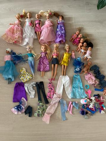 Groot barbie pakket, met echte barbie’s, elsa kleding etc beschikbaar voor biedingen
