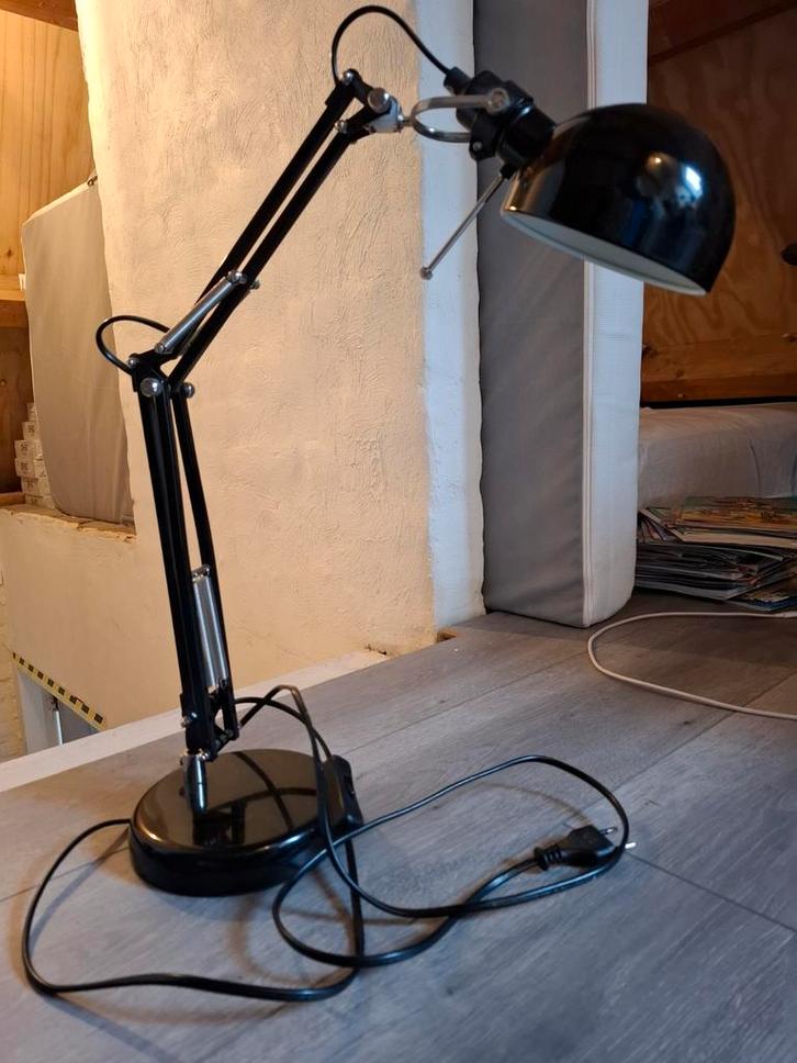 Zwarte bureaulamp met verstelbare arm, Huis en Inrichting, Lampen | Vloerlampen, Zo goed als nieuw, 100 tot 150 cm, Metaal, Ophalen of Verzenden