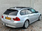 Luxe Grijze BMW 3-Serie 320i E90 Touring 150PK/PANORAMA/Navi, 13 km/l, Achterwielaandrijving, 4 cilinders, Leder