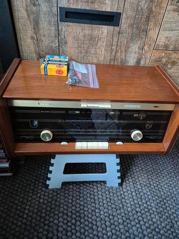 Prachtige uit 1962 keurig nette, goed spelende Philips radio beschikbaar voor biedingen