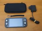 KRASVRIJ | Nintendo Switch Lite met OPLADER & CASE TAS, Ophalen of Verzenden, Grijs, Gebruikt, Met beschermhoes of tas