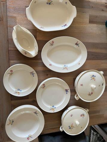 Mooi servies beschikbaar voor biedingen