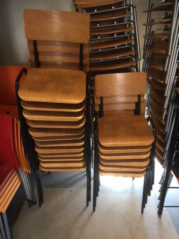 Houten stapelstoelen kantinestoelen. beschikbaar voor biedingen