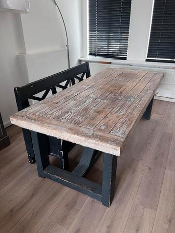 Grote houten eettafel met opbergbank beschikbaar voor biedingen
