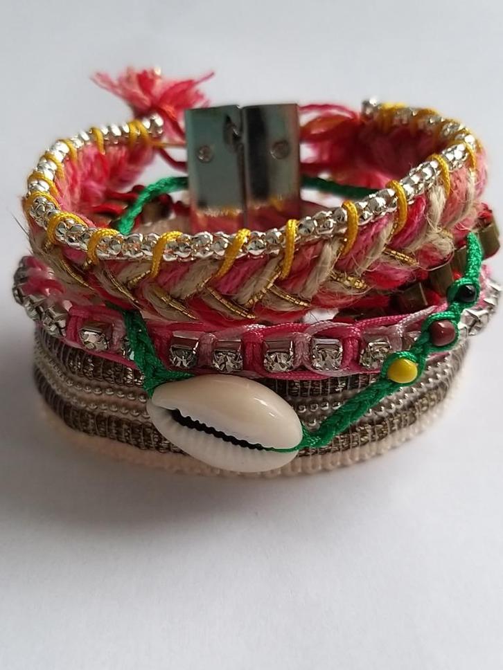 Ibiza style armband met kauri schelpje en strass, Sieraden, Tassen en Uiterlijk, Armbanden, Nieuw, Overige materialen, Roze, Met bedels of kralen