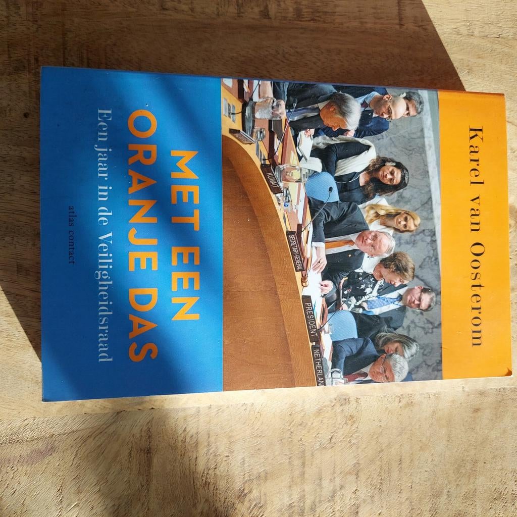 Karel van Oosterom - Met een oranje das, Boeken, Ophalen of Verzenden, Zo goed als nieuw, Karel van Oosterom