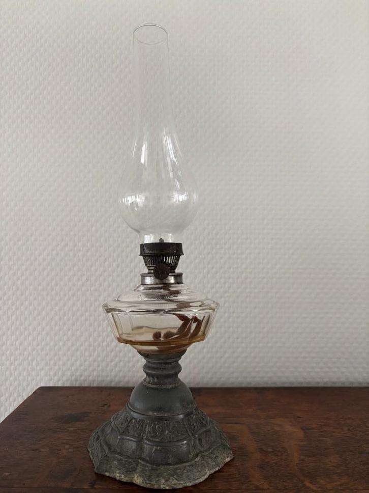 Antieke glazen olielamp op metalen voet., Antiek en Kunst, Antiek | Lampen, Ophalen of Verzenden