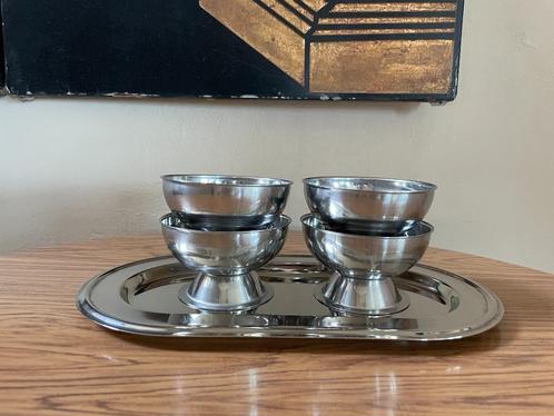 Vintage Chromen Stalen ijscoupes op een Verzilverde Schaal, Huis en Inrichting, Keuken | Servies, Gebruikt, Schaal of Schalen