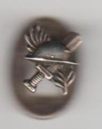 Oud militarium pin.. dolk helm blad, Verzamelen, Verzenden, Zo goed als nieuw, Sport