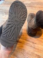 UGG Classic Short Bomber Maat M8, Kleding | Dames, Schoenen, Ophalen of Verzenden, Gedragen, Bruin, Lage of Enkellaarzen