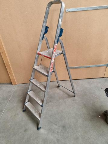 Diverse huishoudtrappen 5 treden (incl. plateau) beschikbaar voor biedingen