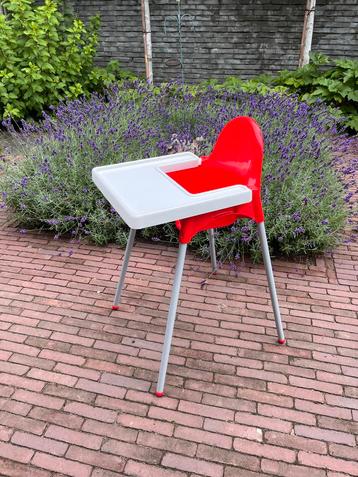 Kinderstoel met blad beschikbaar voor biedingen