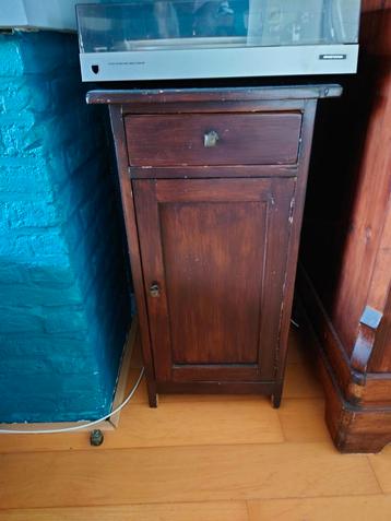 Houten kastje met lade en deur beschikbaar voor biedingen