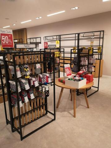 Winkel Presentatiestellingen – Metalen Display Rekken  beschikbaar voor biedingen