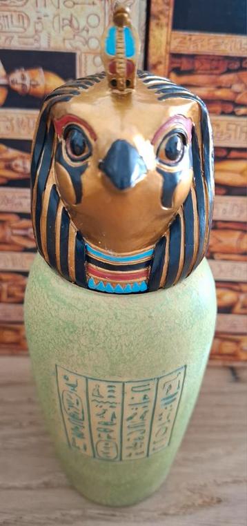 Set van 3 Egyptische urnen  beschikbaar voor biedingen