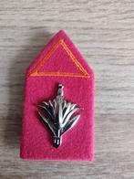 Roze Kraagspiegel met Embleem, Verzamelen, Militaria | Algemeen, Ophalen of Verzenden, Landmacht, Embleem of Badge