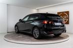 BMW 1-serie 120 Sport Premium 157PK | NIEUW 2025 PER DIRECT, 12 maanden, Stof, Gebruikt, Zwart