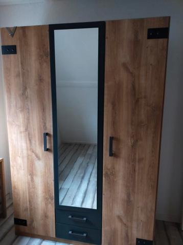 Kledingkast met spiegel, zo goed als nieuw - afbeelding 1