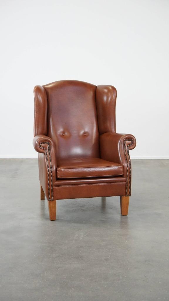 Grote cognac-kleurige rundleren oorfauteuil in Engelse stijl, Huis en Inrichting, Fauteuils, Gebruikt, Leer, 75 tot 100 cm, 75 tot 100 cm