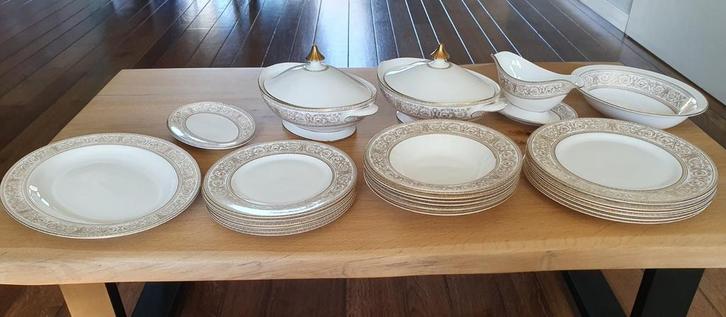 Royal Doulton, Sovereign H.4973 borden en schalenset, Antiek en Kunst, Antiek | Servies compleet, Ophalen