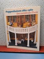 Boek: Poppenhuizen 1880/ 1980 Een wereld van Illusie, Verzamelen, Poppenhuizen en Toebehoren, Poppenhuis, Onbekend, Ophalen of Verzenden